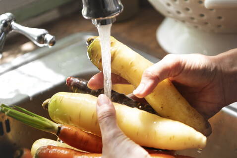 chef-cleaning-carrots-turnips-sink_3-2.jpg